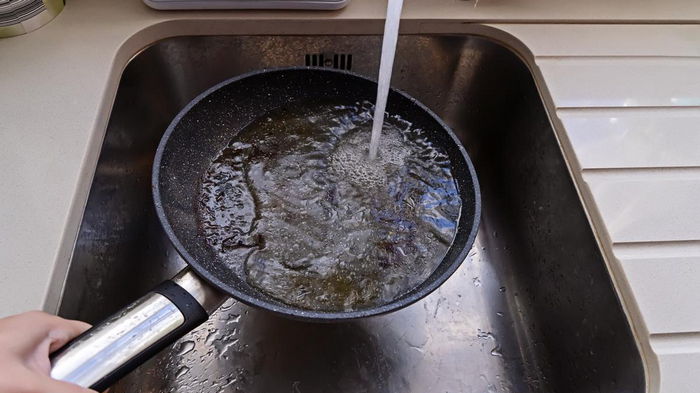 Вы сейчас просматриваете Будет блестеть, как новая: как правильно отмыть сковороду от жира и нагара