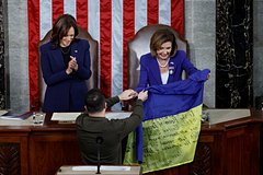 Подробнее о статье Сенатор в США сменит шорты на костюм в обмен на поддержку Украины конгрессом