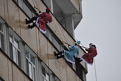 Подробнее о статье В российском городе альпинист в костюме Деда Мороза упал с 24-го этажа